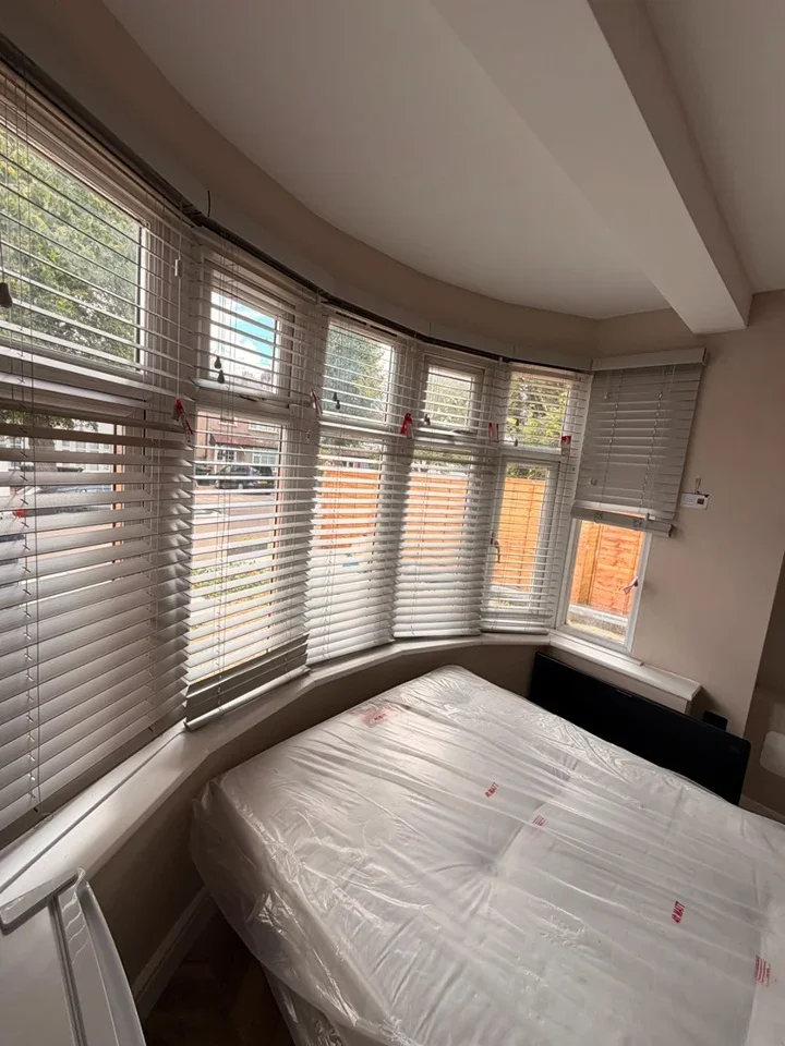 Flat Conway Crescent in Greater London