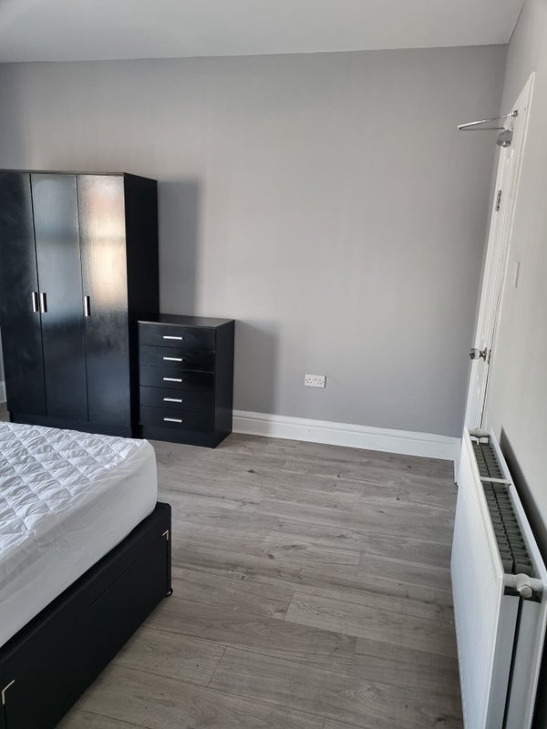 Room Warbreck Avenue in Liverpool