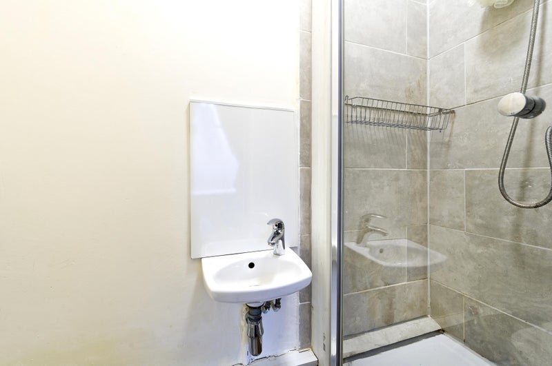 Flat Dalling Road in Greater London