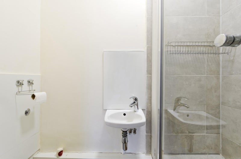 Flat Dalling Road in Greater London