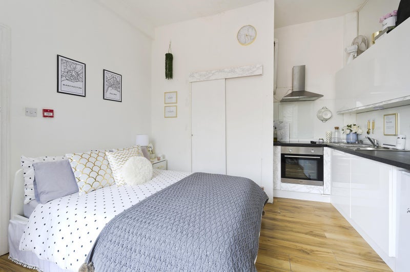 Flat Dalling Road in Greater London