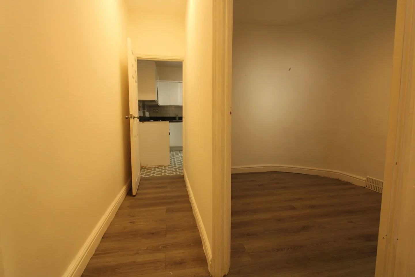 Flat Miller Road in Greater London