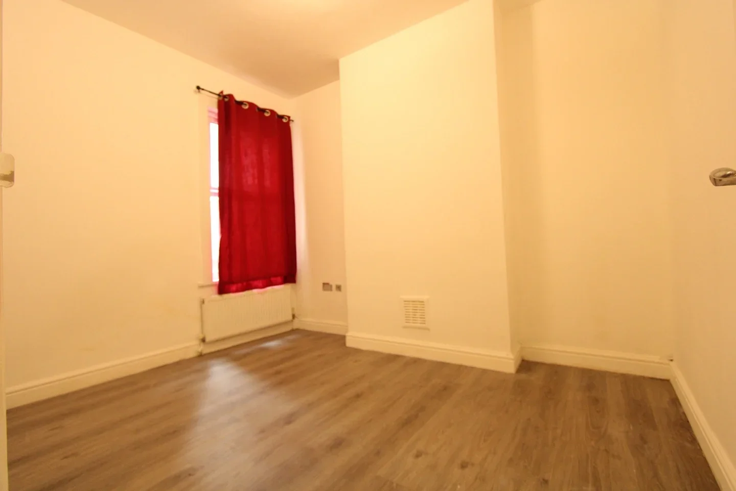 Flat Miller Road in Greater London