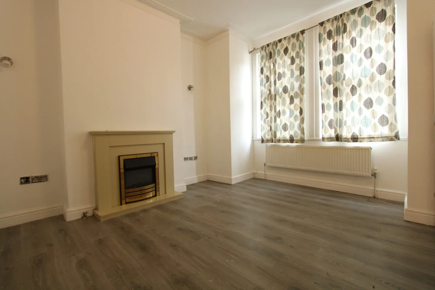 Flat Miller Road in Greater London