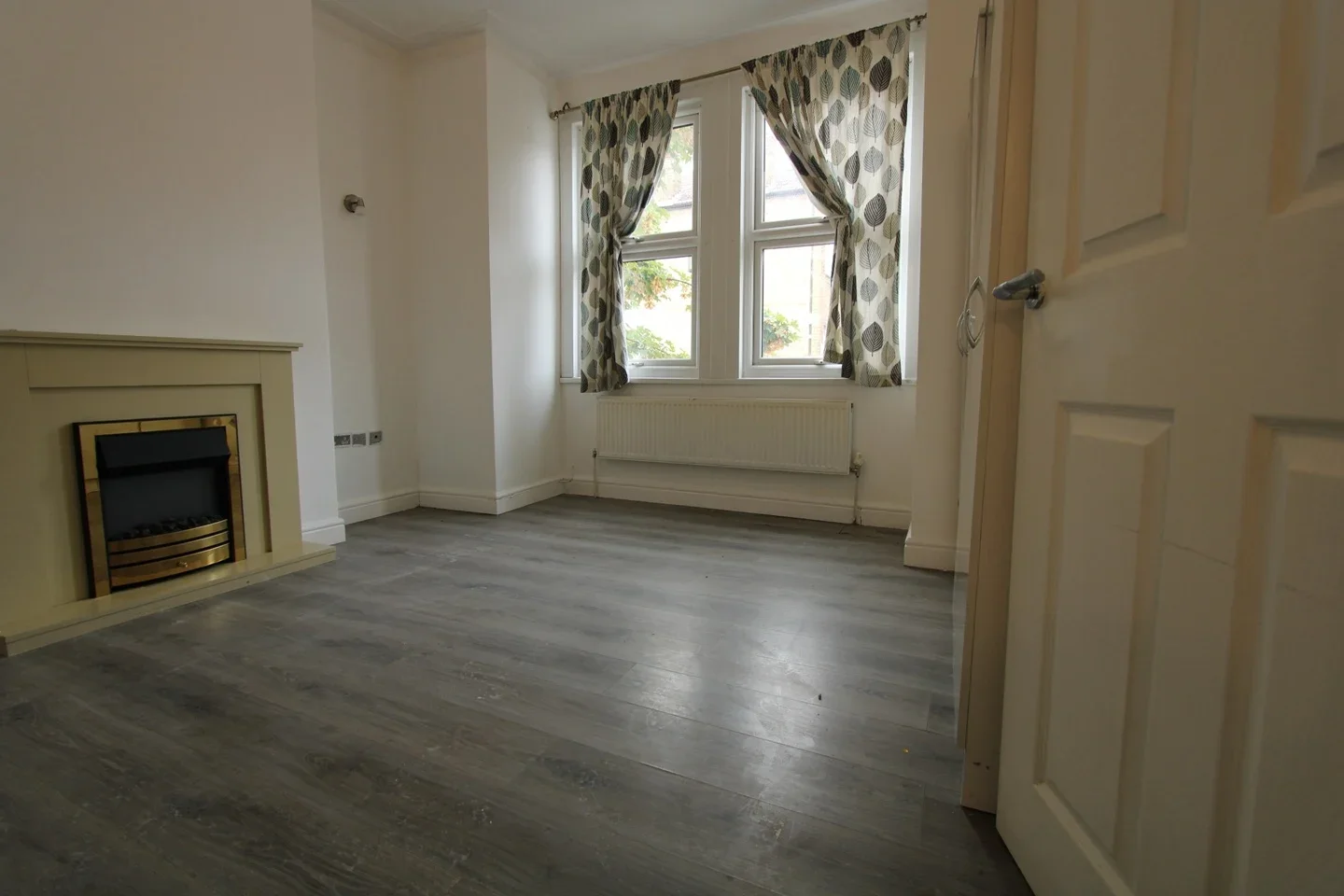 Flat Miller Road in Greater London