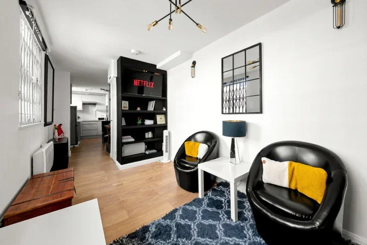 Flat London Mews in City of Westminster
