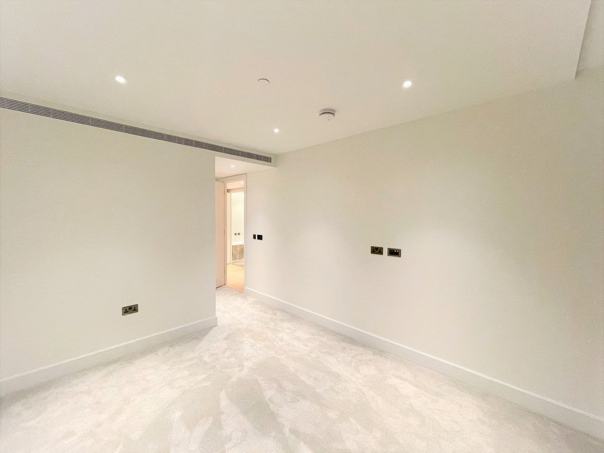 Flat Pioneer Way in London