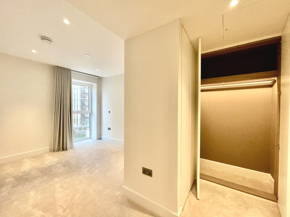 Flat Pioneer Way in London