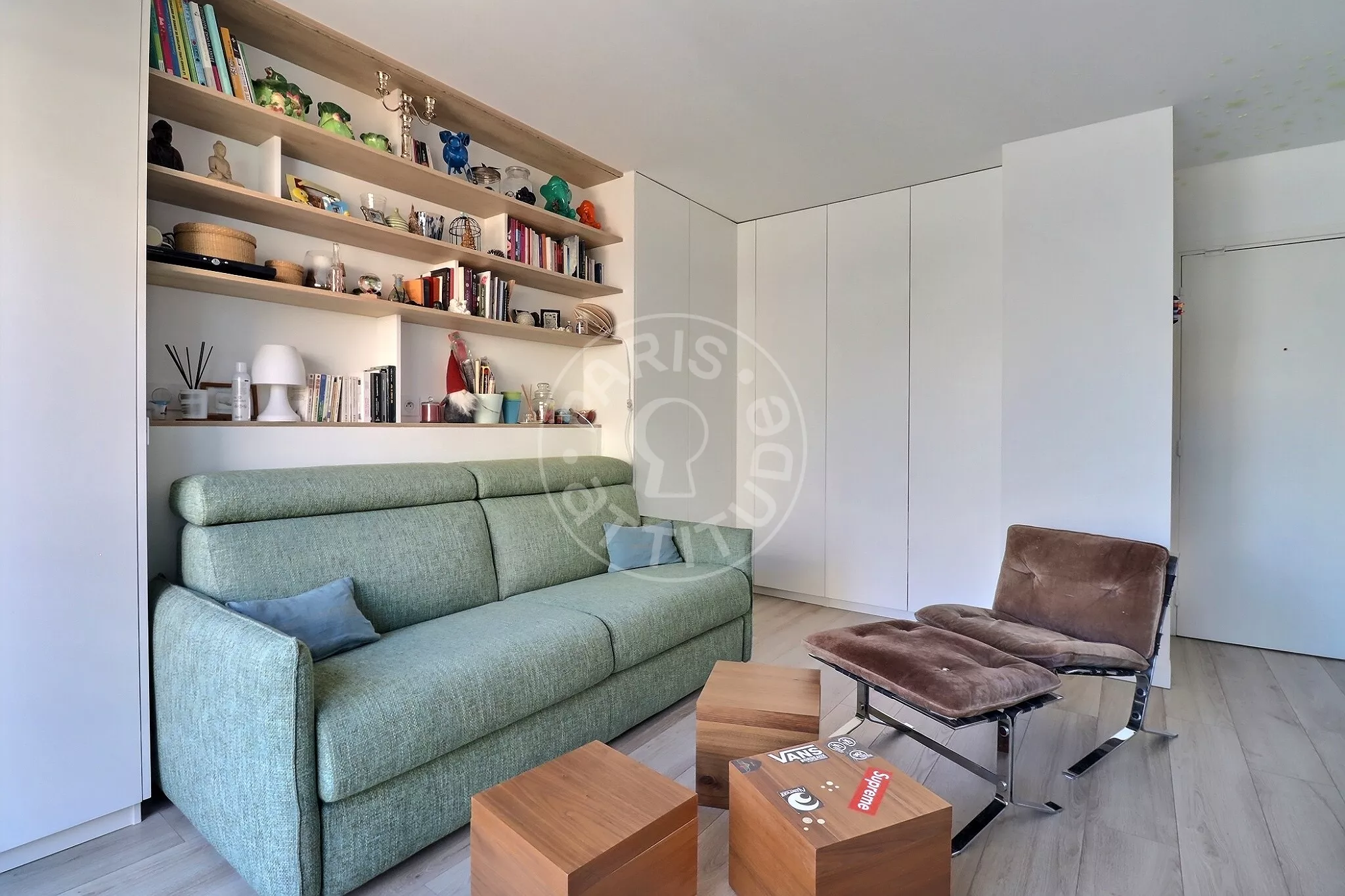 Flat Rue Pouchet in Paris
