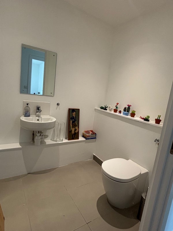Flat Dongola Road in Greater London