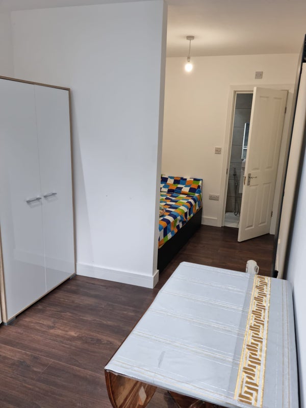 Flat Homestead Way in Greater London