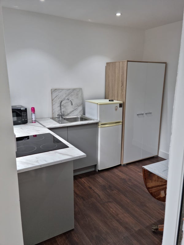 Flat Homestead Way in Greater London