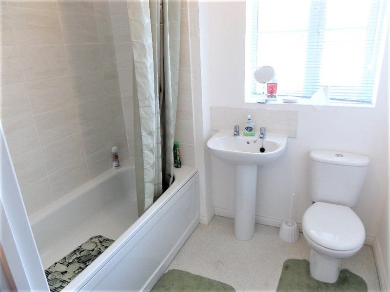 Room Croft Avenue in Rugby