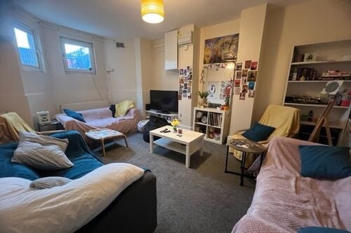 Flat Rosebank Road in Leeds