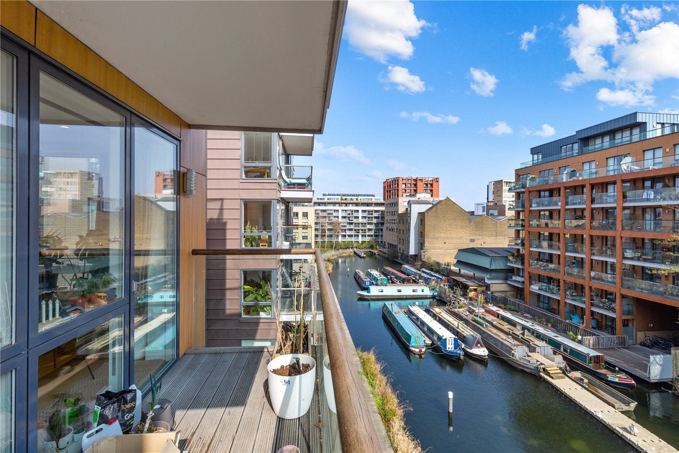 Flat Hertford Road in Greater London