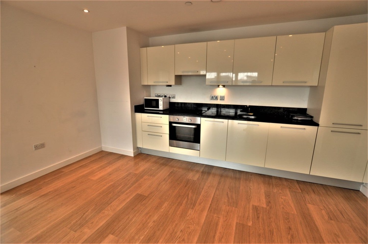 Flat Railway Terrace in Slough