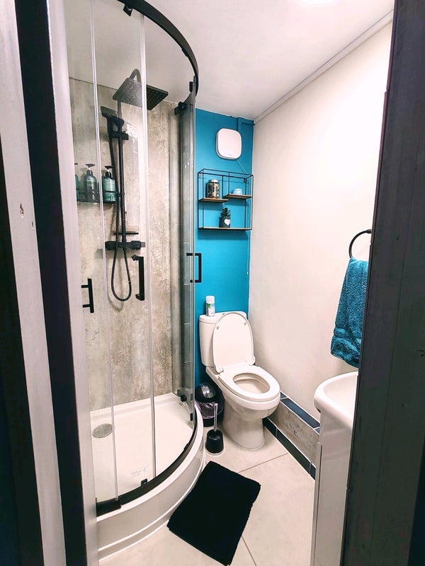 Room Hazelwick Road in Crawley