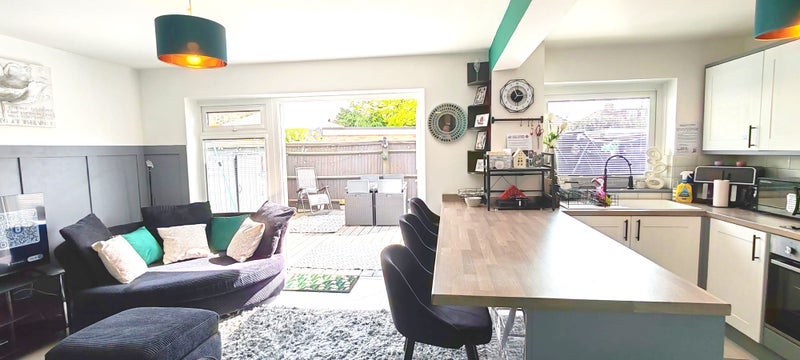 Room Hazelwick Road in Crawley