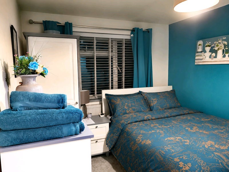 Room Hazelwick Road in Crawley