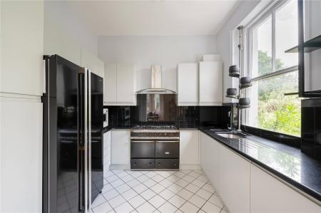 Flat Fellows Road in Greater London