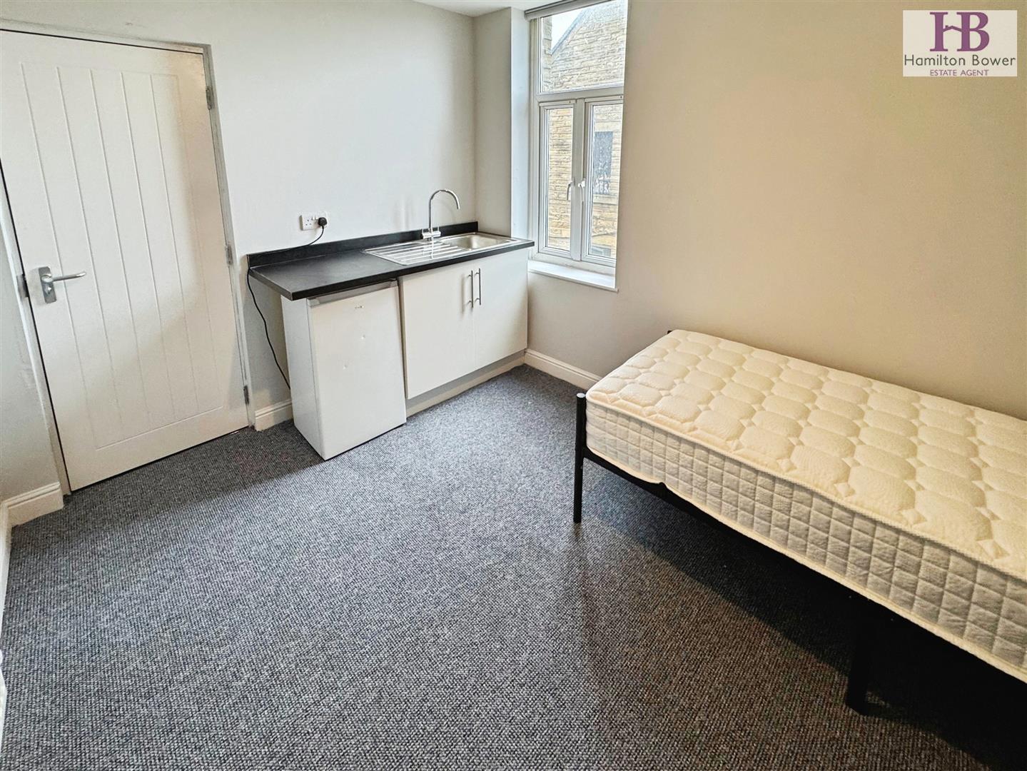 Room Myrtle Road in Calderdale
