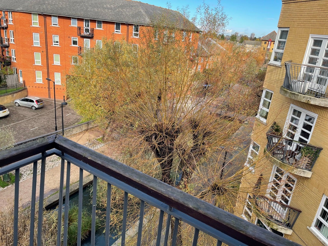 Flat Wolfe Crescent in Greater London