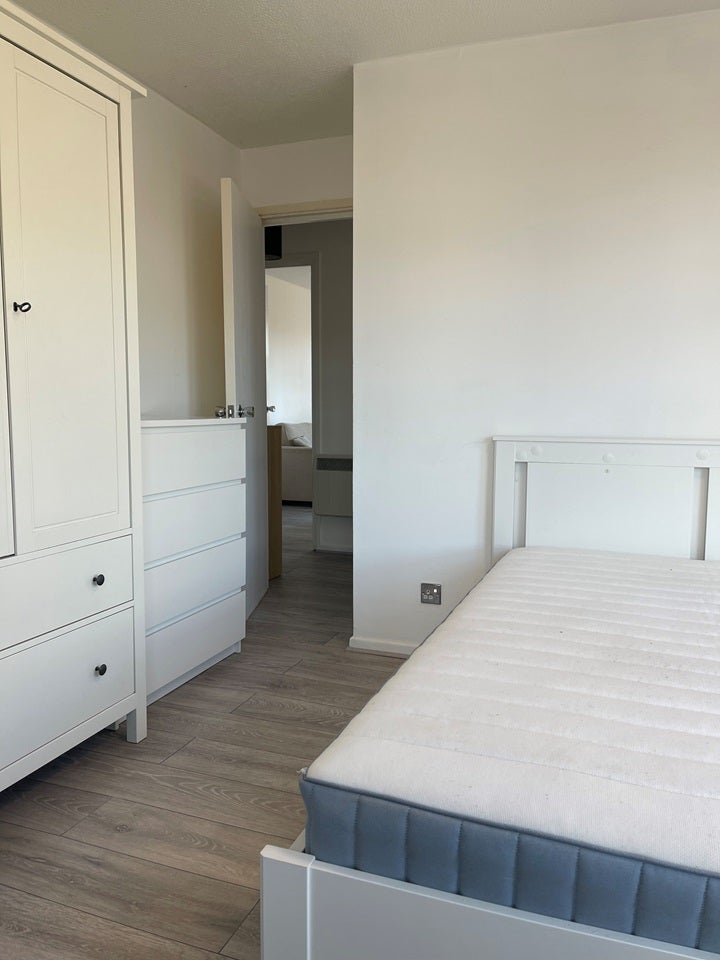 Flat Wolfe Crescent in Greater London