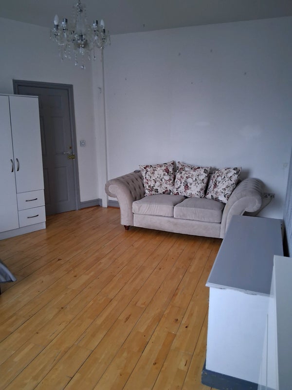 Room Back Hamilton Avenue in Leeds