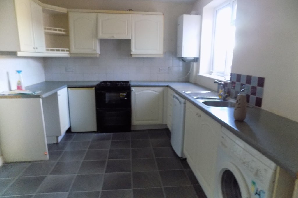Room Blackmore Crescent in Woking