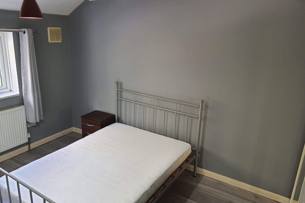 Room Blackmore Crescent in Woking
