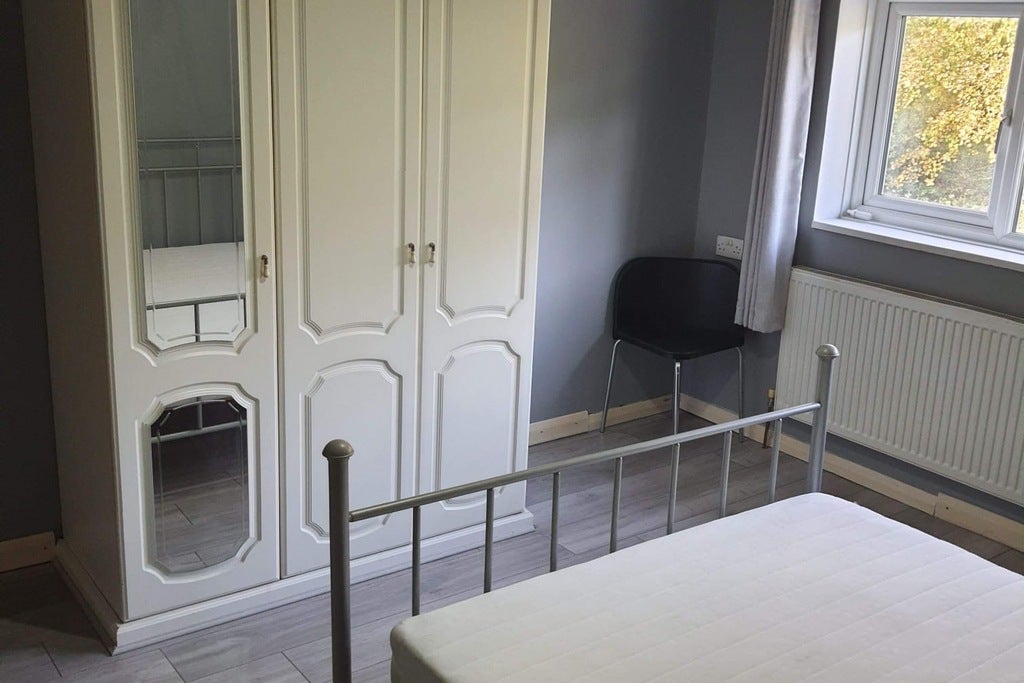 Room Blackmore Crescent in Woking