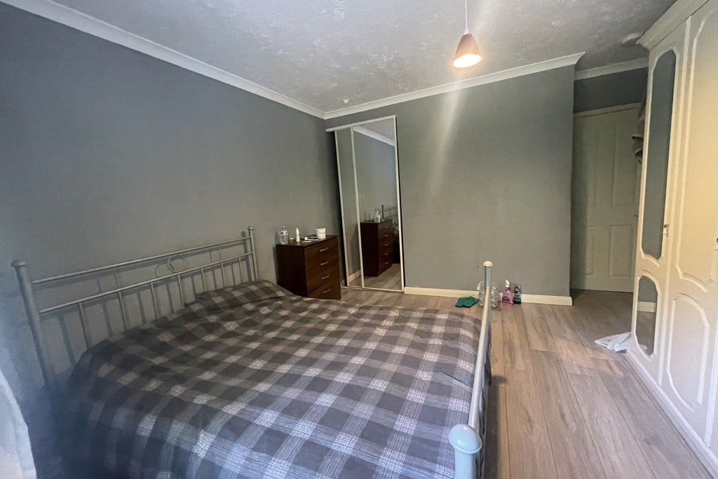Room Blackmore Crescent in Woking
