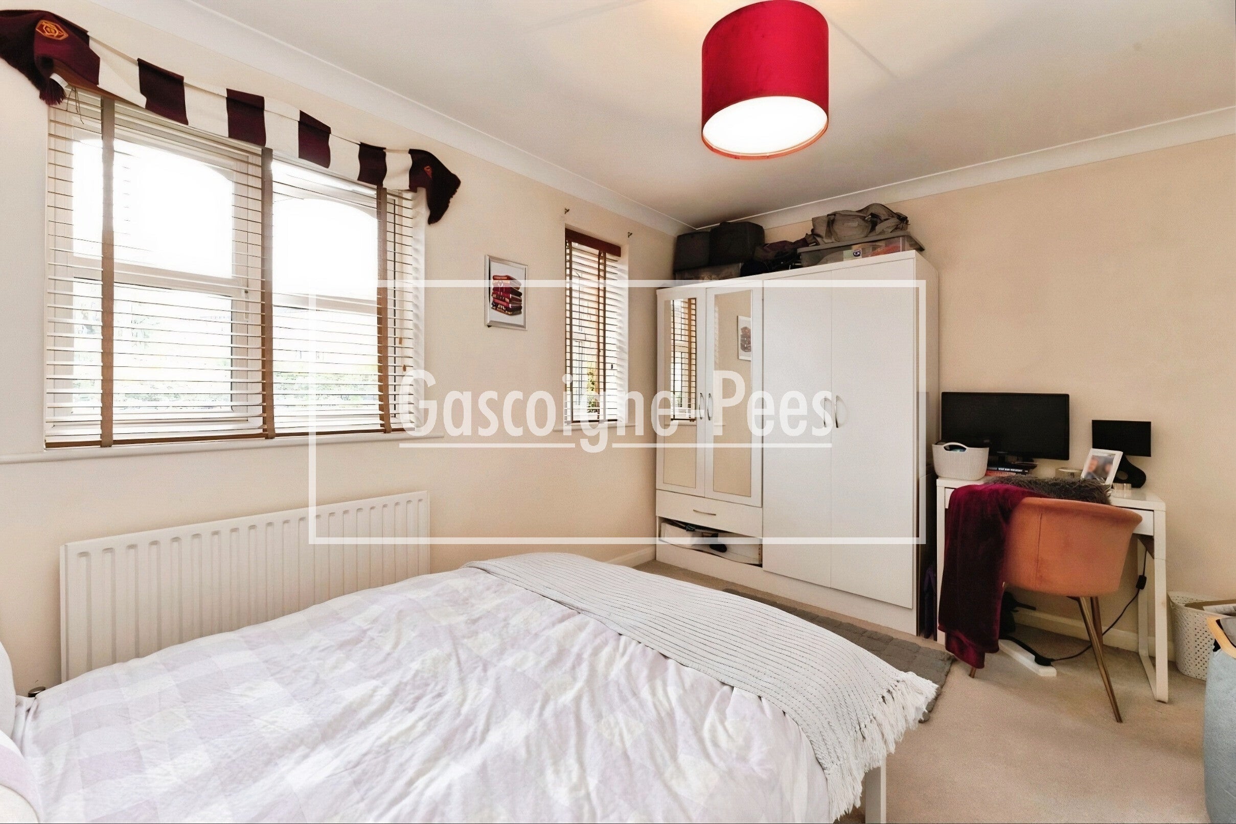 Flat Hillmont Road in Elmbridge