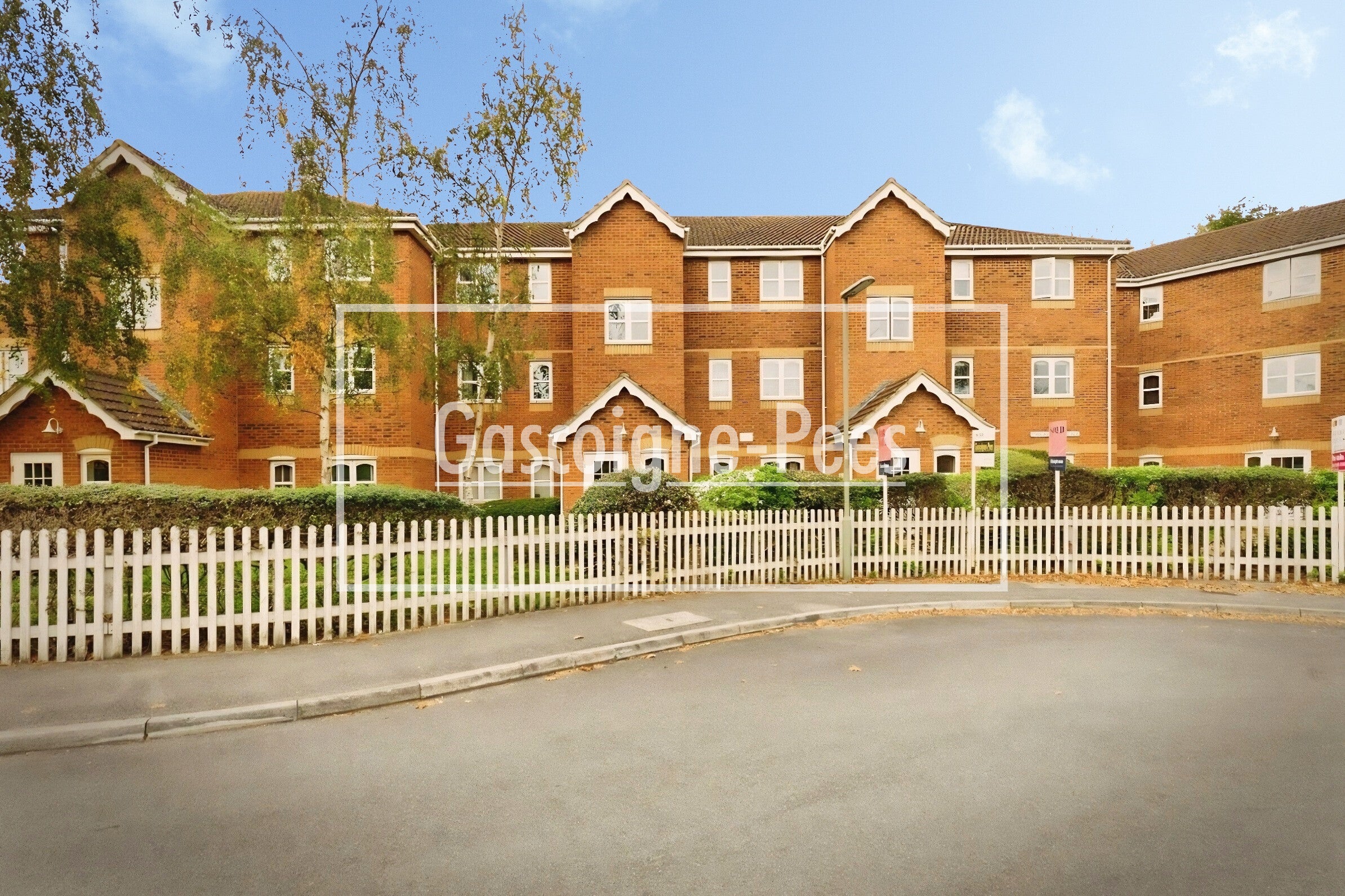 Flat Hillmont Road in Elmbridge