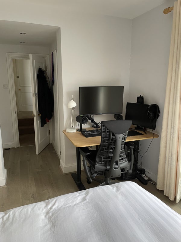Flat Kew Road in Greater London