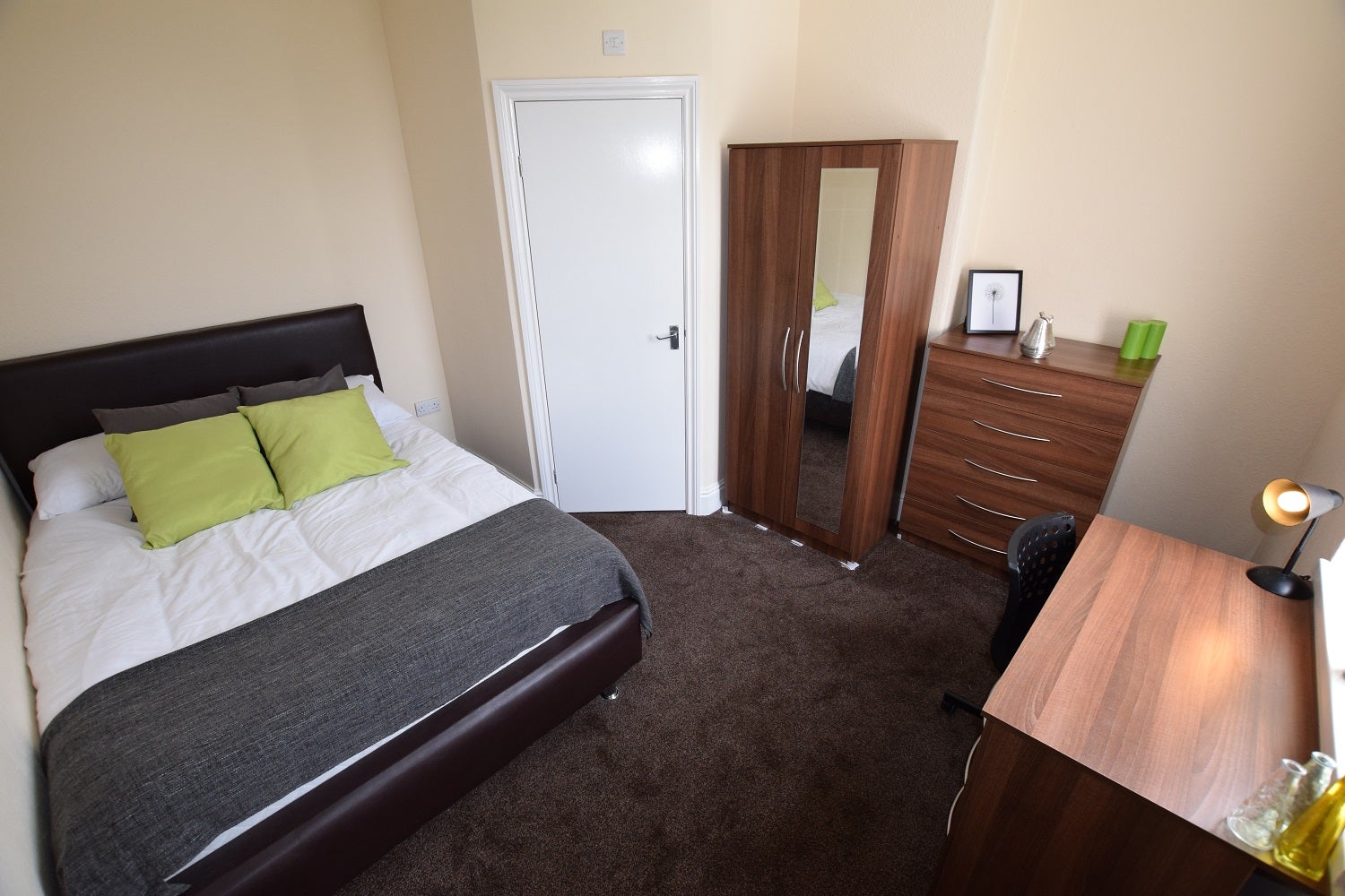 Room Hunton Road in Birmingham
