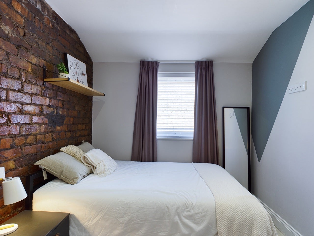 Room Well Meadow Drive in Sheffield