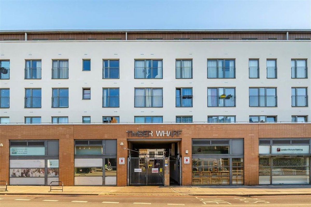 Flat Kingsland Road in Greater London