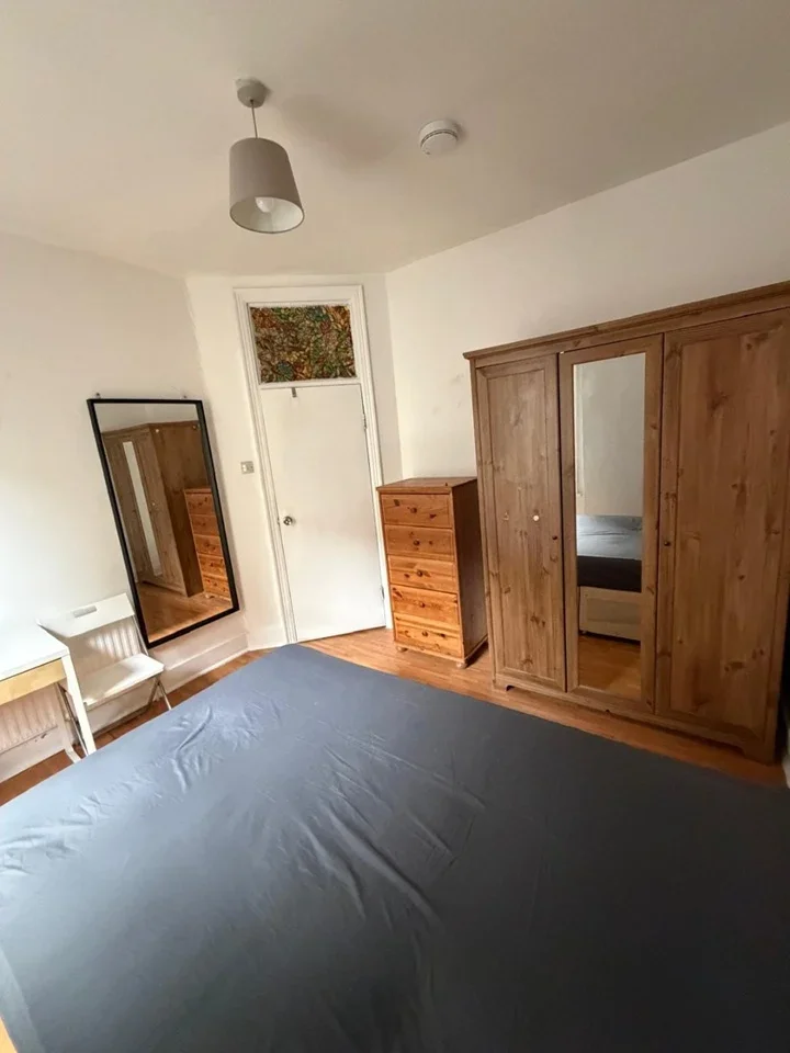 Room Finchley Road in Greater London