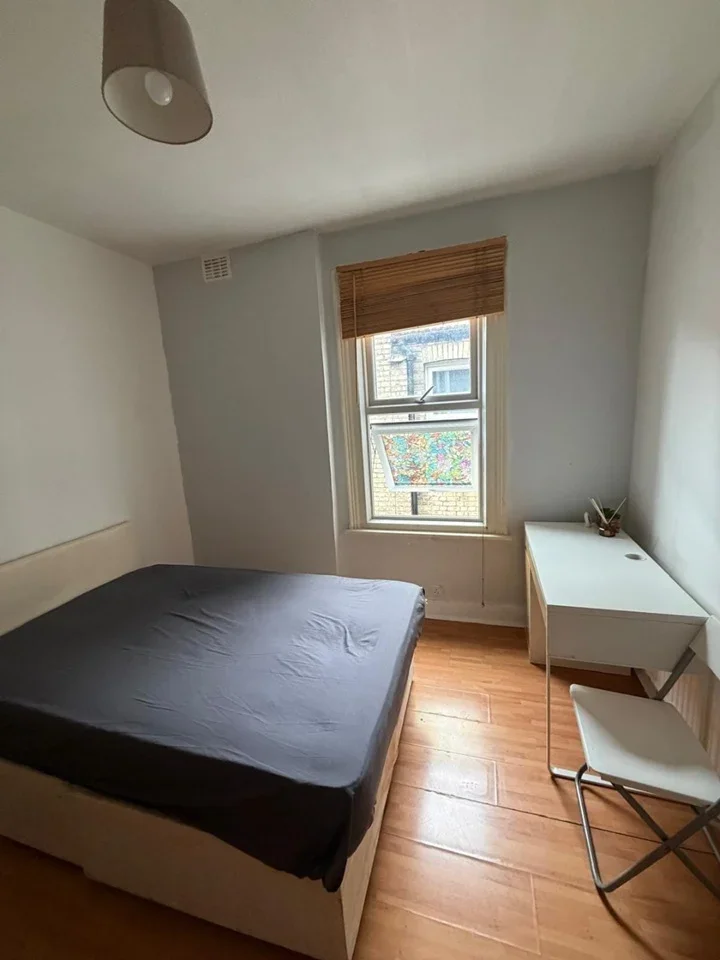 Room Finchley Road in Greater London