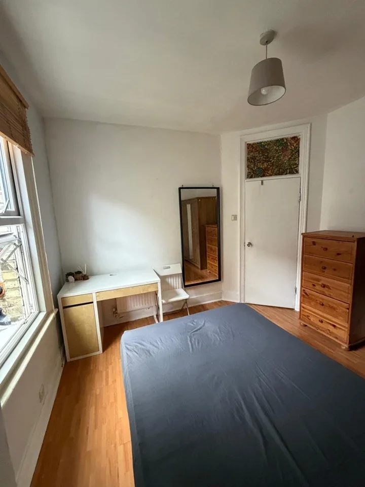 Room Finchley Road in Greater London