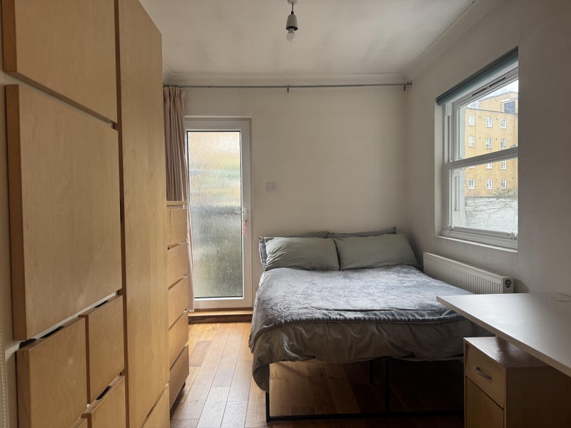Room Stanwick Road in Greater London