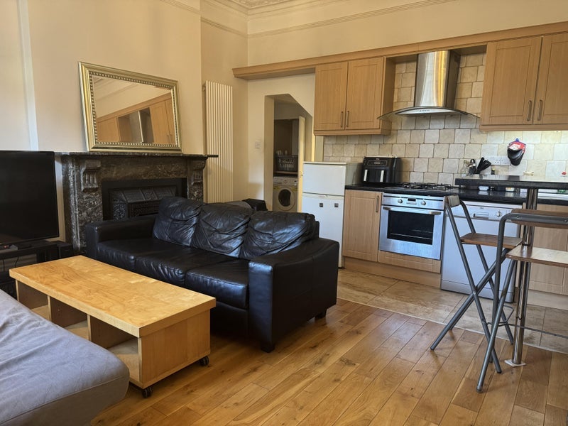 Room Stanwick Road in Greater London