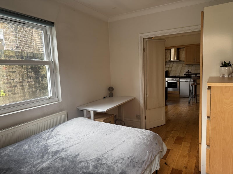 Room Stanwick Road in Greater London
