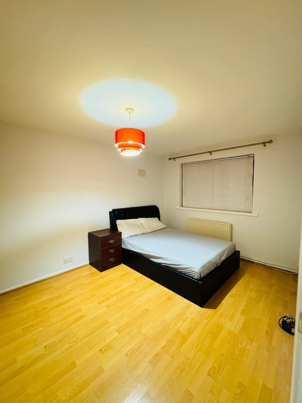 Room Oak Road in Crawley