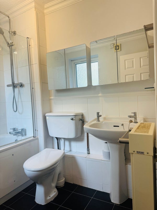 Room Oak Road in Crawley