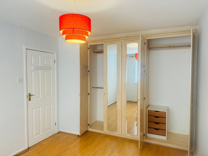Room Oak Road in Crawley