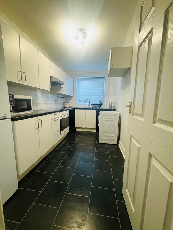 Room Oak Road in Crawley