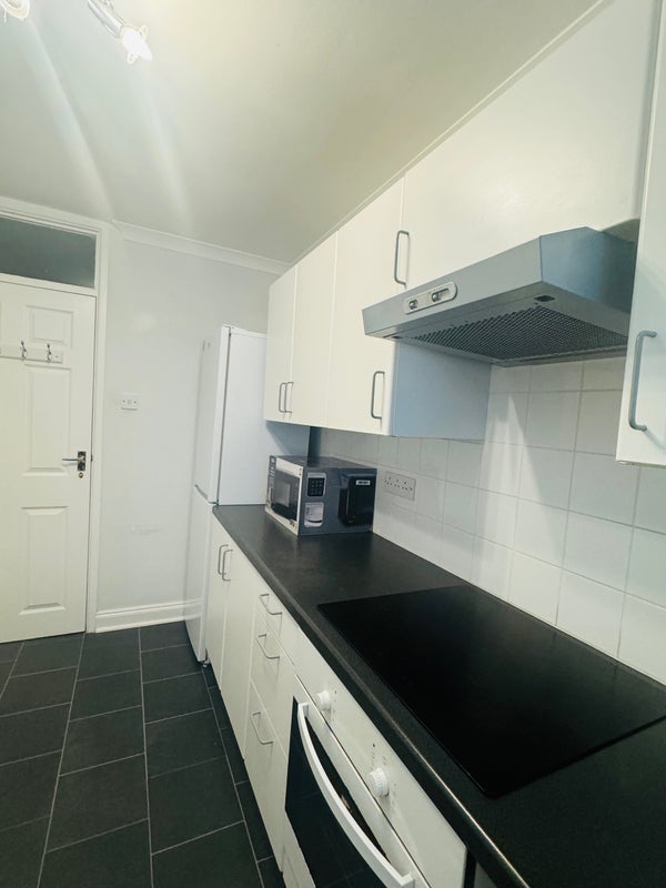 Room Oak Road in Crawley