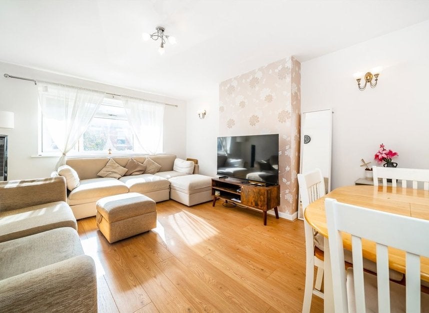 Flat Webster Gardens in Greater London